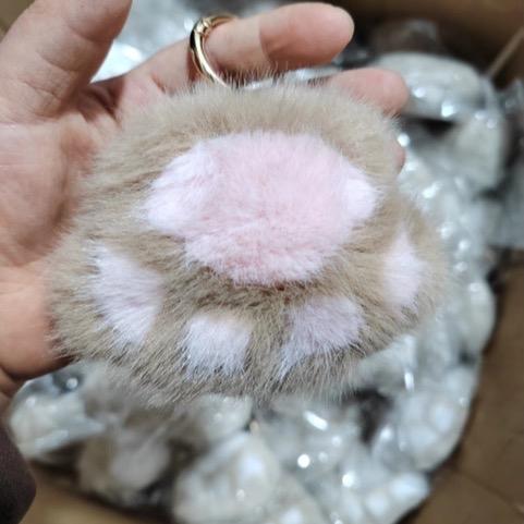 Fuzzy Cat Paw KeyChain - Adorable Fluffy Design for Cat Lovers - Soft Material - Ideal for Keys Bags & Backpacks - Perfect Gift for Cat Enthusiasts