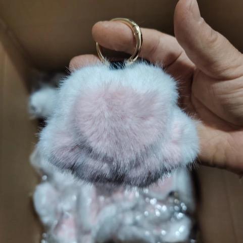 Fuzzy Cat Paw KeyChain - Adorable Fluffy Design for Cat Lovers - Soft Material - Ideal for Keys Bags & Backpacks - Perfect Gift for Cat Enthusiasts